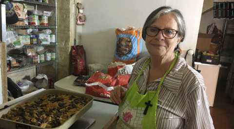 Triggiano, apre e gestisce da sola una mensa dei poveri: è la storia di Ketty 